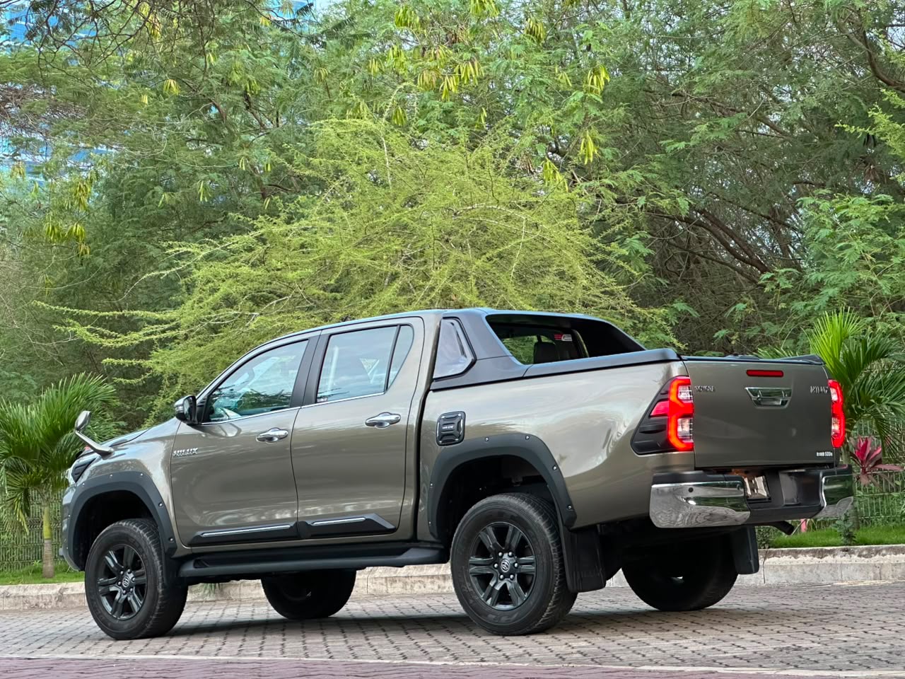 HILUX DOUBLE CABIN thumbnail 5